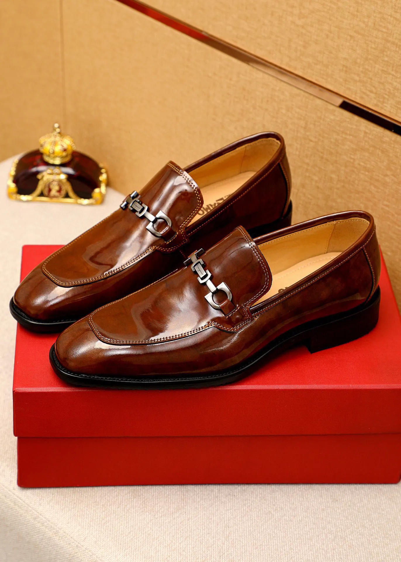 Men's shoes 💰460 💐 Product trademark: Ferragamo "Ferragamo" casual leather shoes Regular size: 38-44 (custom-made for 45🉑️) Product materials: Selected imported first-layer open-edge beaded cowhide upper + original hardware buckle, imported water-dyed cowhide leather lining. Strong three-dimensional visual effect, combined outsole Color: 3⃣️colors available